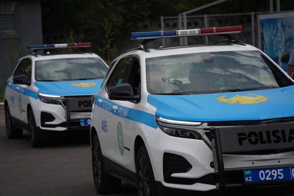 Полицейские на гражданских автомобилях патрулируют Алматы полиция