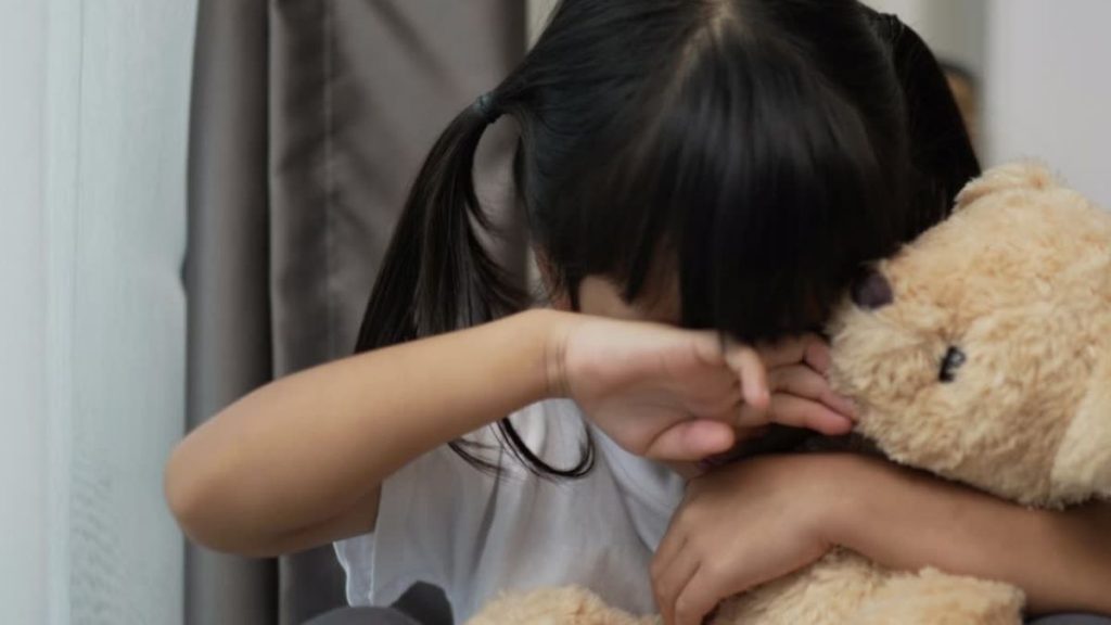 девочка плачет