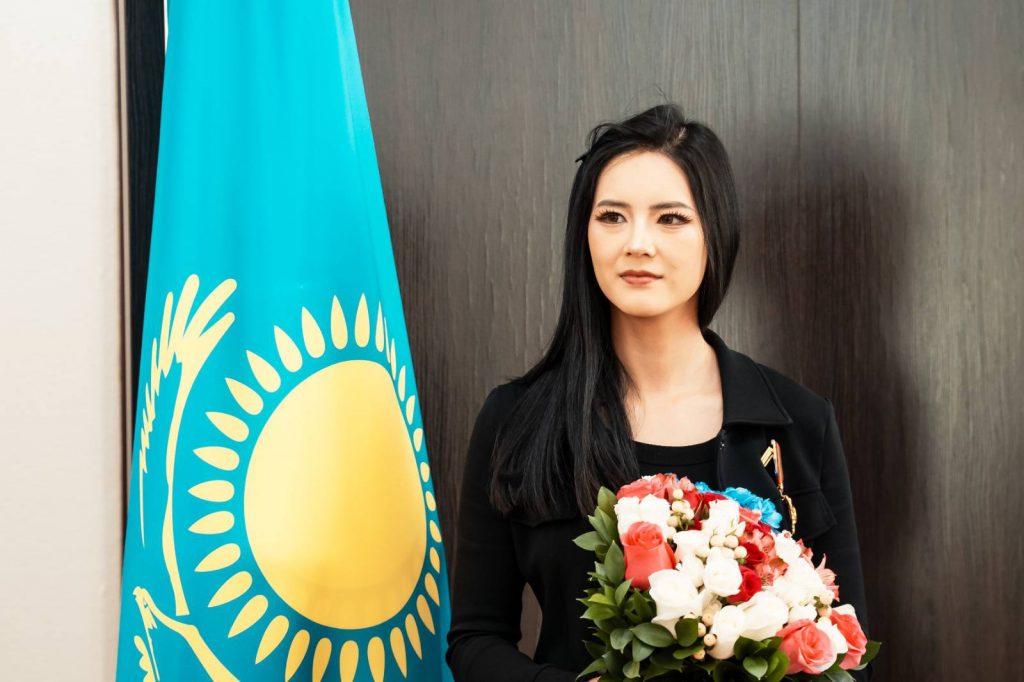 Китайский блогер получила орден «Достық» II степени от Токаева