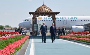 Токаев прибыл с рабочим визитом в Узбекистан
