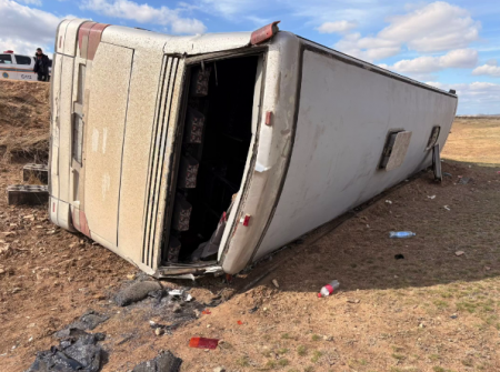 Вахтовый автобус перевернулся в Карагандинской области: семь человек госпитализировали
