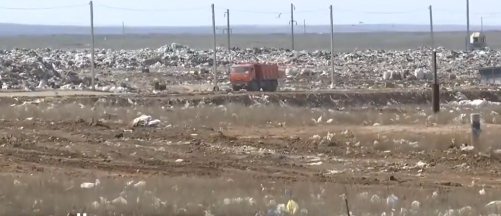 Разносит ветром: активисты жалуются на полигон, из-за которого степи под Актобе утопают в мусоре