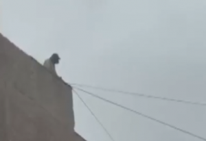 16-летняя девушка пыталась спрыгнуть с крыши девятиэтажного дома в Караганде