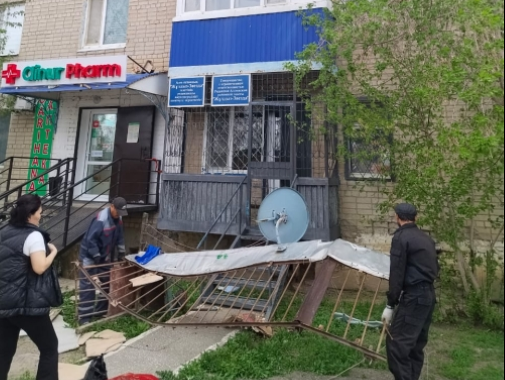 В Актюбинской области ветер сорвал балкон квартиры на третьем этаже