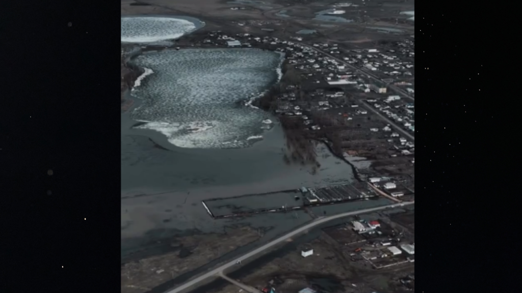 Прорыв дамбы в Акмолинской области: поток воды удерживает дорога