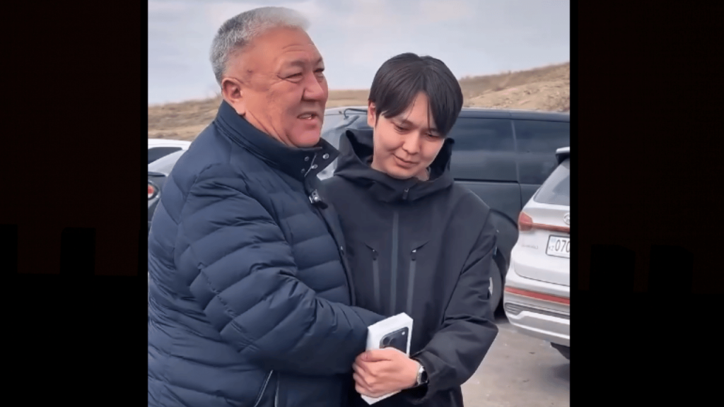 Мужчина домогался девочек в автобусе: в Усть-Каменогорске наградили парня, вступившегося за подростков