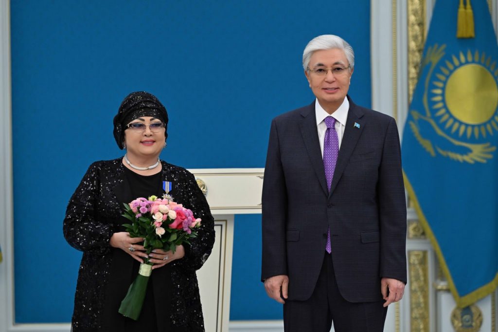 Касым-Ждмарт Токаев вручил орден «Барыс» II степени Макпал Жунусовой