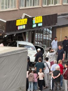 В Астане автомобиль въехал в магазин: пострадала 15-летняя девочка