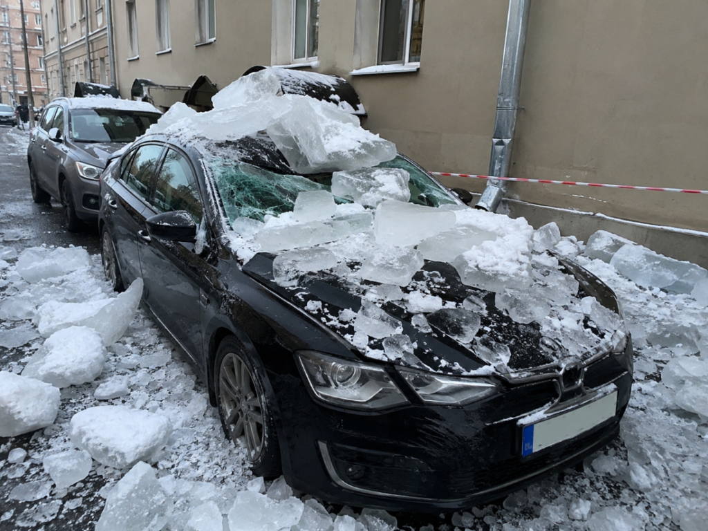 Лед упал на автомобиль: бизнесмена в Костанае заставили заплатить за это
