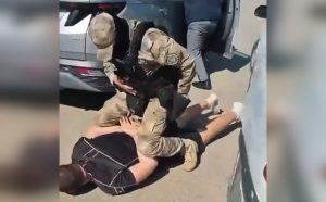 Вымогали несуществующий долг: в Актобе задержали семерых подозреваемых