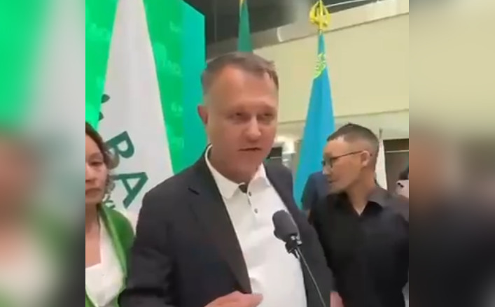 Скандал на съезде «Байтак»: однопартийцы хотят смены главы партии Азаматхана Амиртая