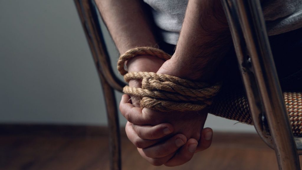 В ЗКО похитили 18-летнего дроппера после блокировки счетов для отмывания денег похищение
