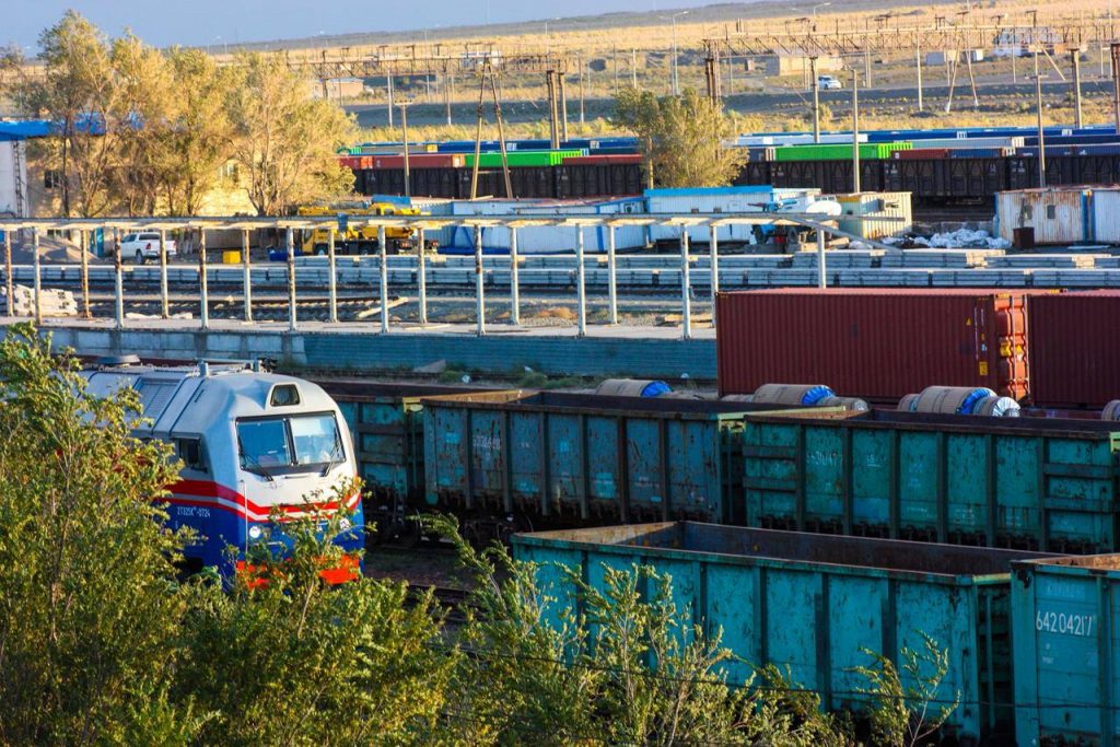 Более 18 млн тонн за полгода: Казахстан и Китай увеличили объём грузоперевозок