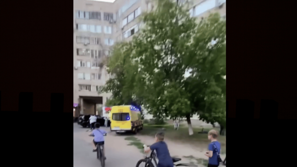 Полуторагодовалый мальчик скончался после падения из окна в Павлодаре