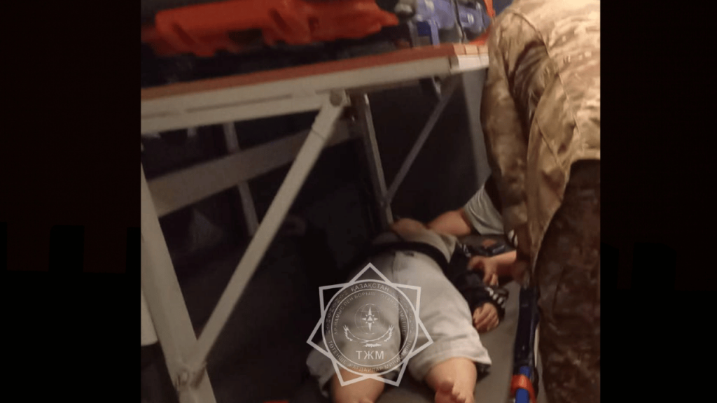 На девушку в СКО упала верхняя балка качелей