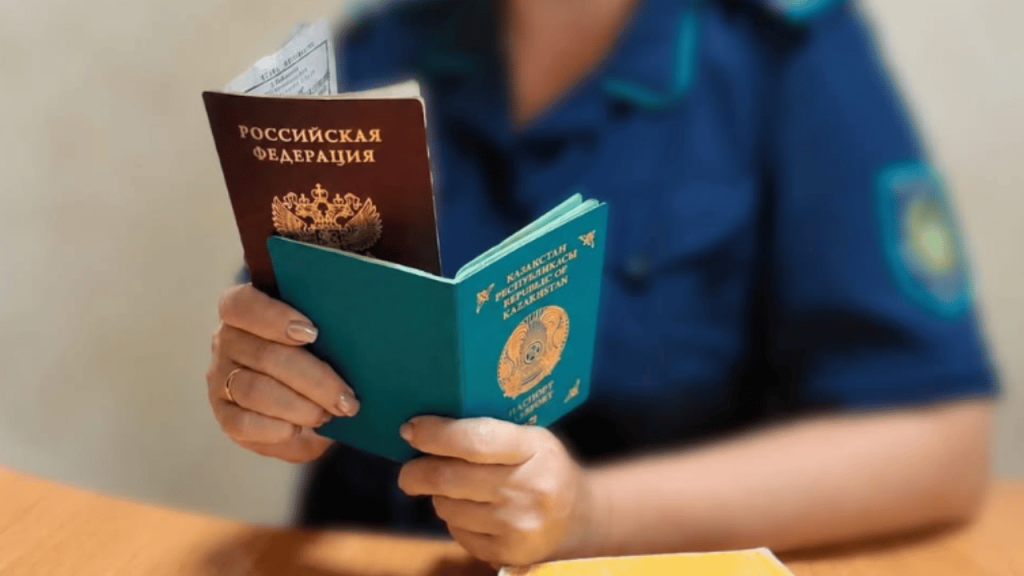 Шесть человек выдворила полиция ВКО из Казахстана за двойное гражданство