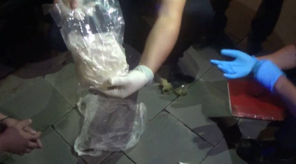 Драгдилера с крупной партией мефедрона взяла полиция в Астане (ВИДЕО)