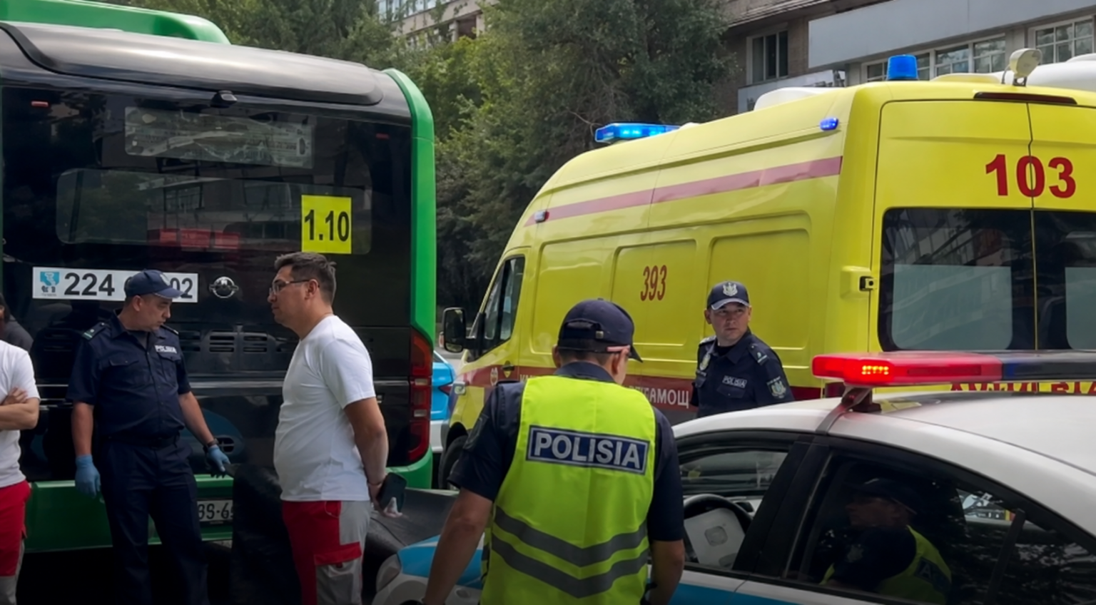 Автобус насмерть сбил девушку в Алматы
