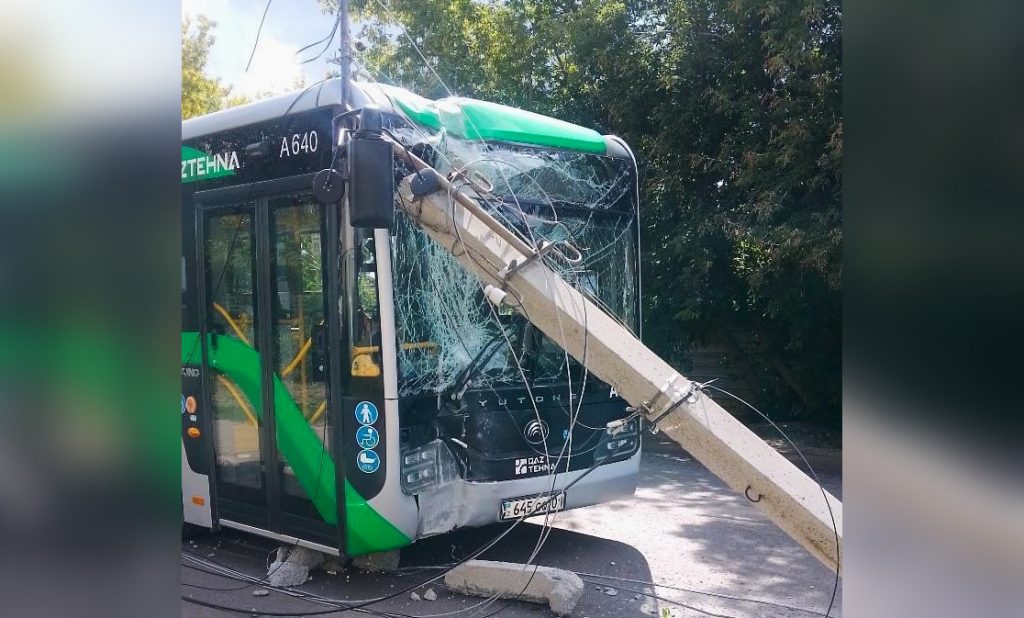 Автобус снес фонарный столб в Астане и протащил его 20 метров
