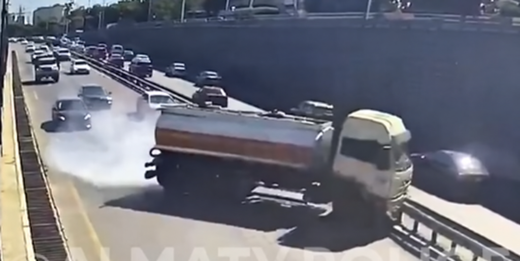Упавшая каска едва не привела к ДТП в Алматы (ВИДЕО)