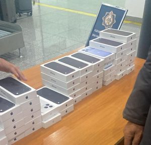 В столичном аэропорту таможенники изъяли более 200 контрабандных iPhone