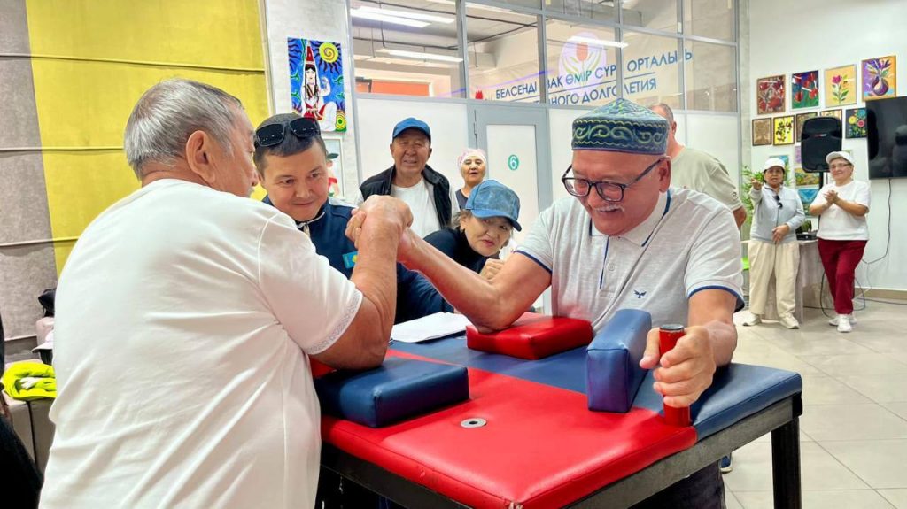 Пенсионеры Астаны выяснили, кто из них сильнее в армрестлинге