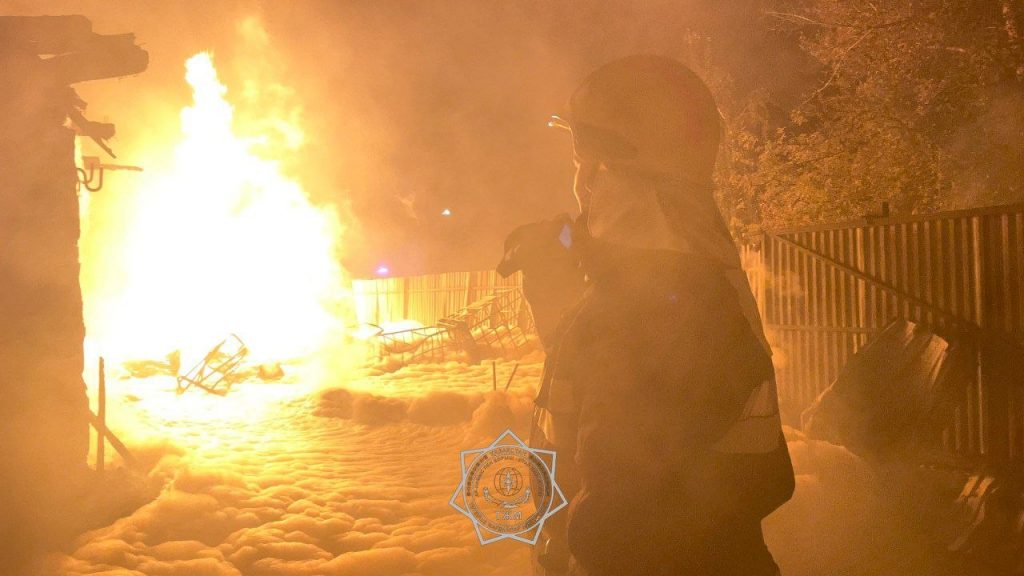 Пожарные ликвидировали крупное возгорание в Семее
