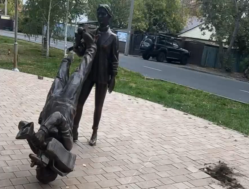 Вандалы устроили погром на Аллее журналистов в Астане