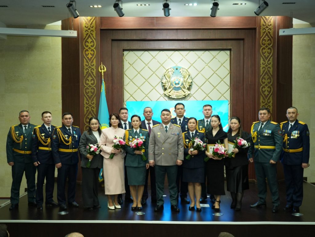 Досрочное повышение: почти полсотни спасателей получили новые звания