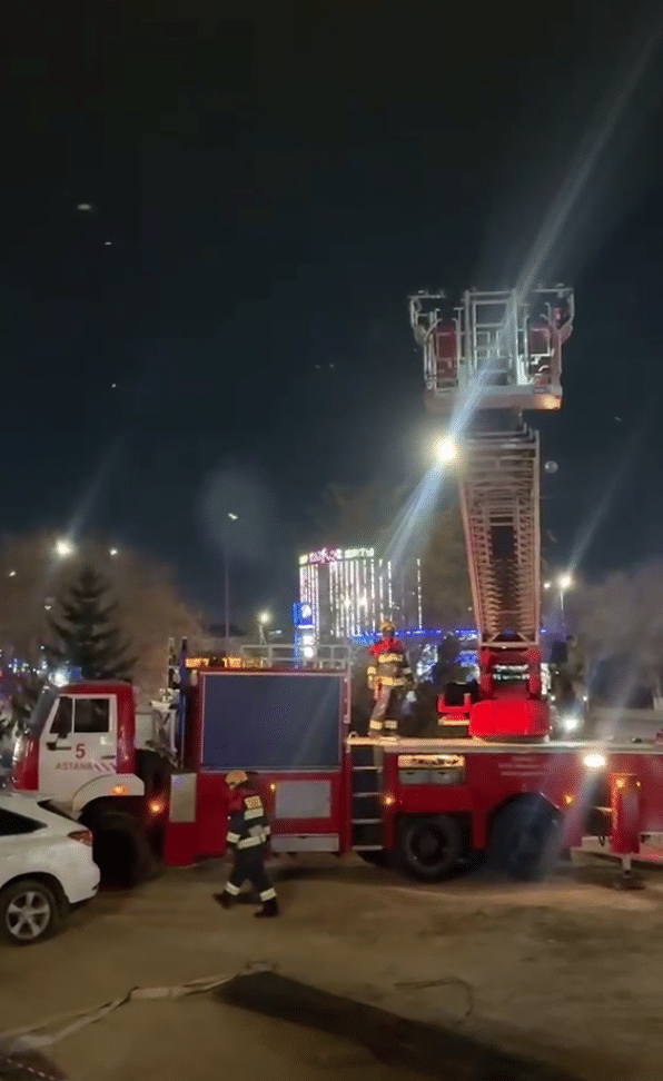 60 человек оказались внутри горящего банно-гостиничного комплекса в Астане